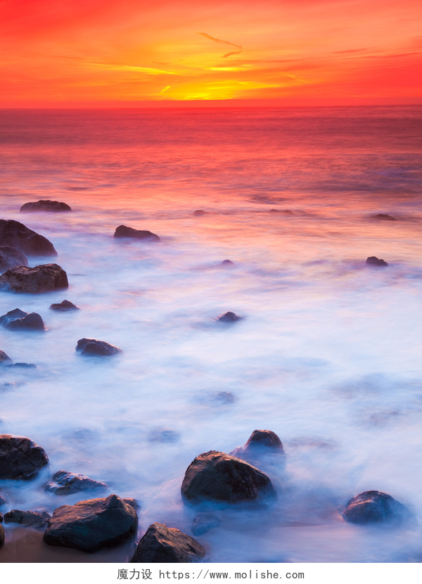 加利福尼亚州的山顶日落岩质海岸日落